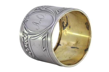  Argola de guardanapo em prata com motivos florais relevados envolvendo cartela para monograma.